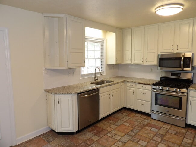 Building Photo - 102 Cedar Dr