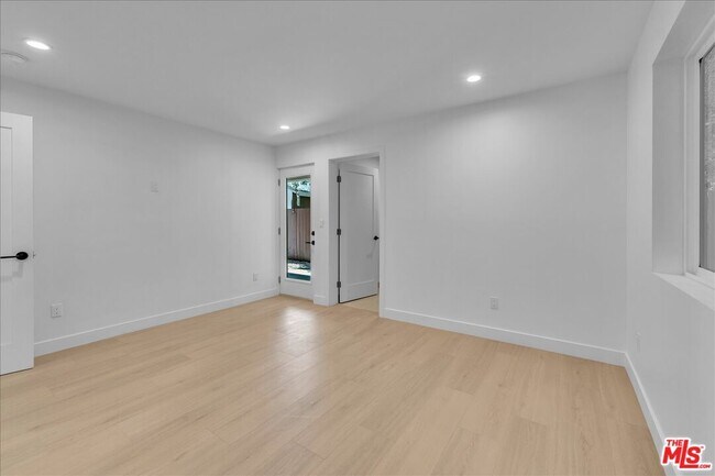 Building Photo - 6913 Encino Ave