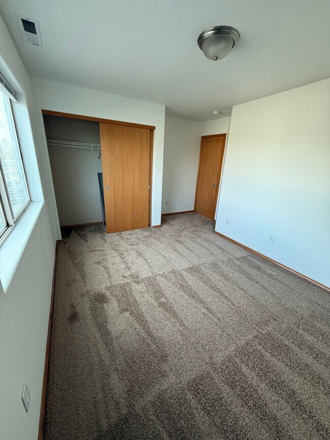 Building Photo - SE 4 Bdrm, 2.5 bath, New Flooring Throughout, Gas Heat/Fireplace, Double Garage