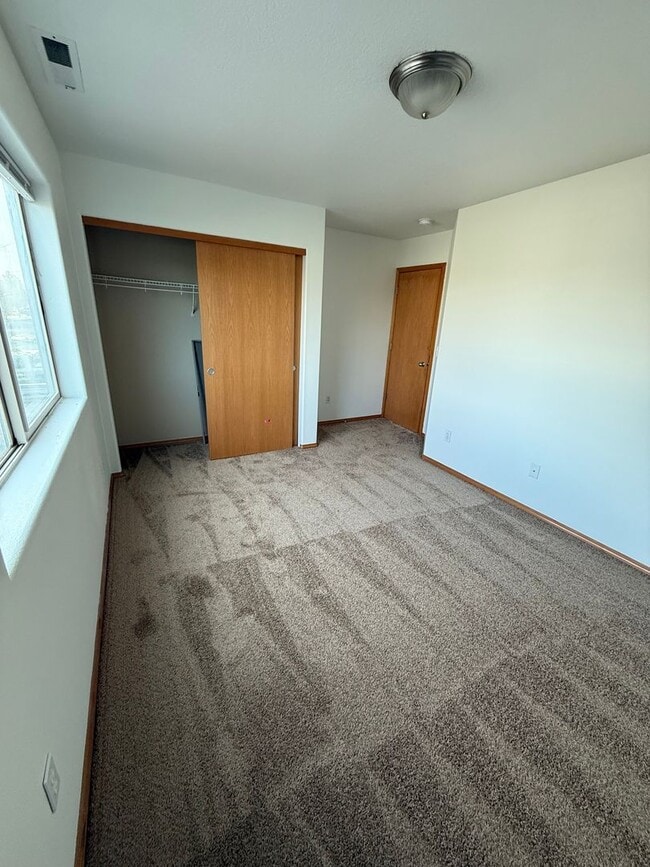 Building Photo - SE 4 Bdrm, 3 bath, New Flooring Throughout, Gas Heat/Fireplace, Double Garage