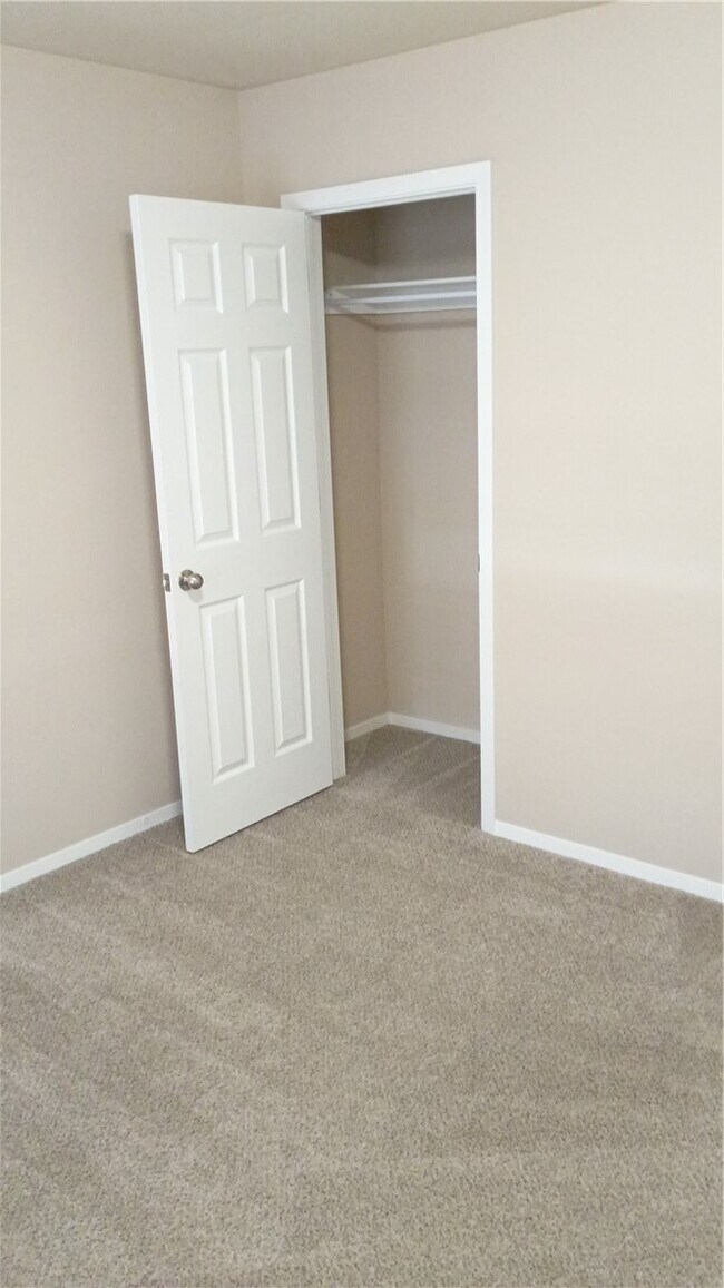 Building Photo - 905 SW Loudon Dr