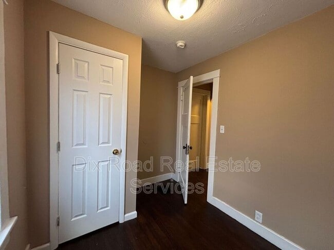 Building Photo - 135 Gramont Ave