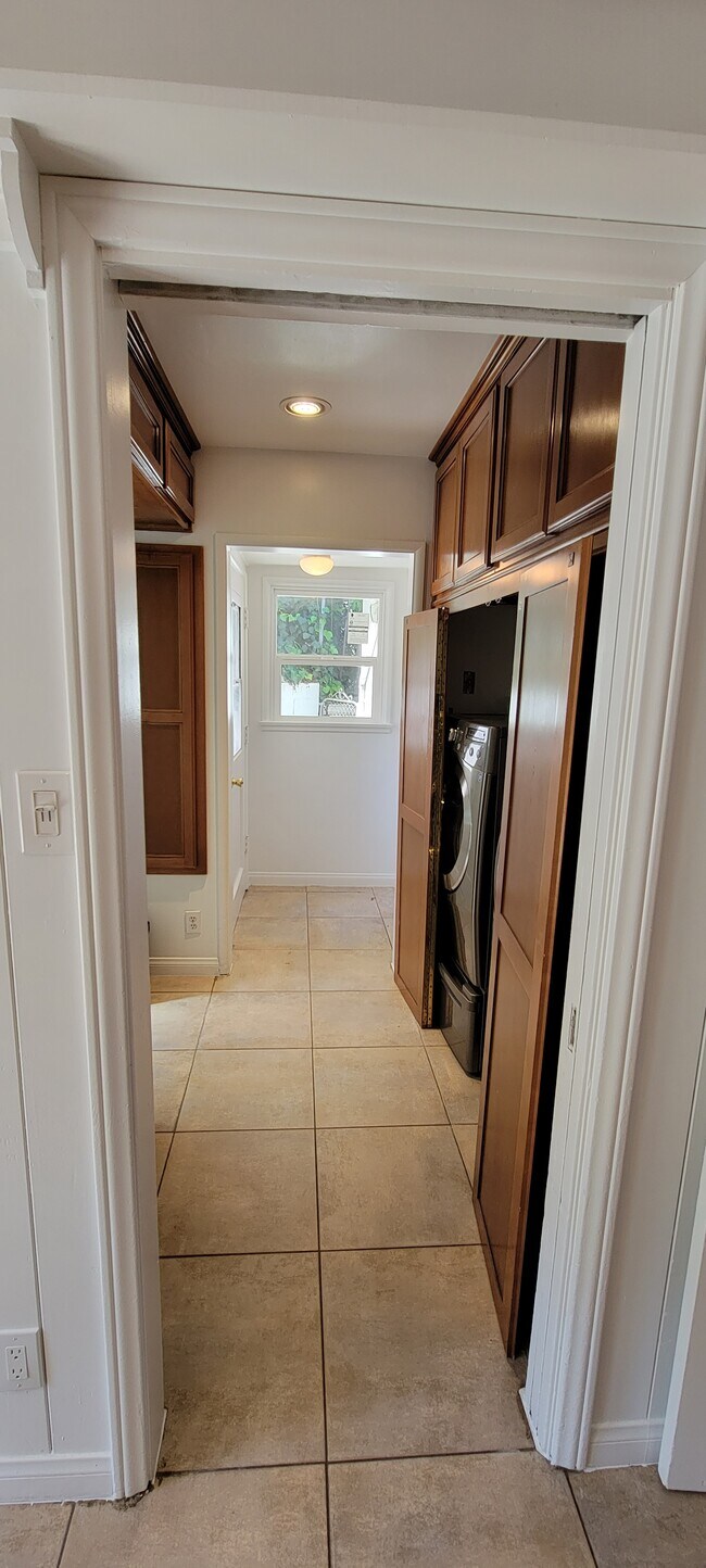 Building Photo - 661 Warner Ave