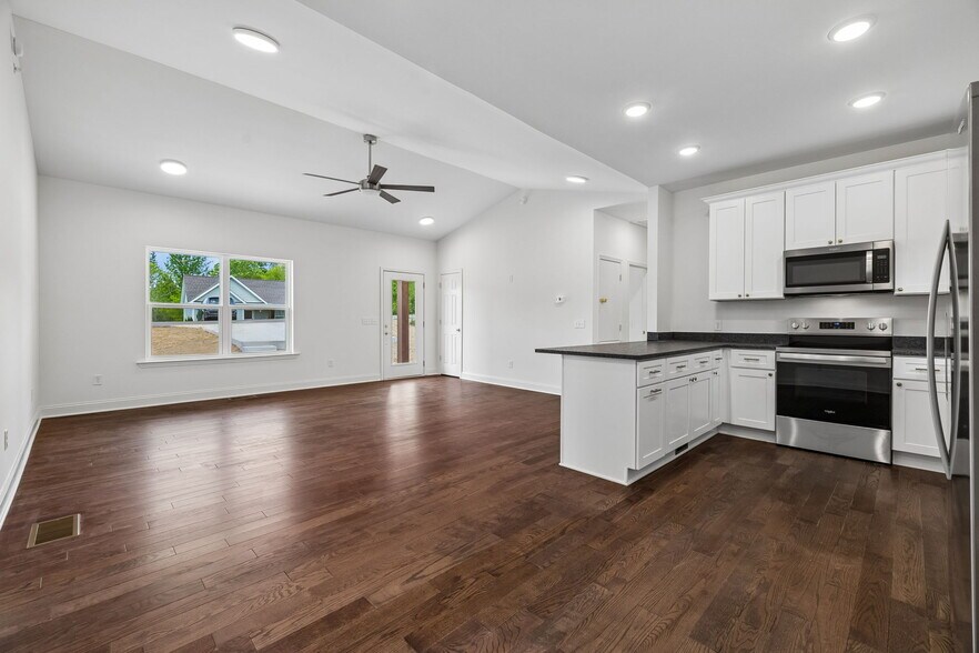 Building Photo - 551 Skyview Dr