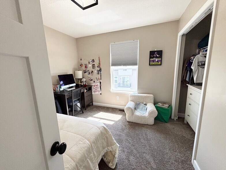 Building Photo - 821 Roselyn Dr