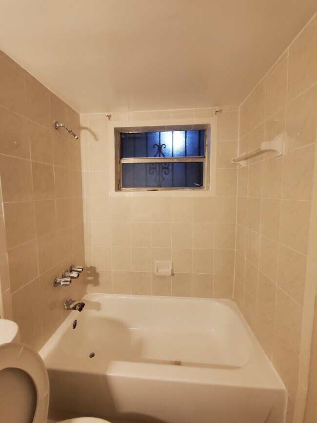 Building Photo - 1035 W 77th St