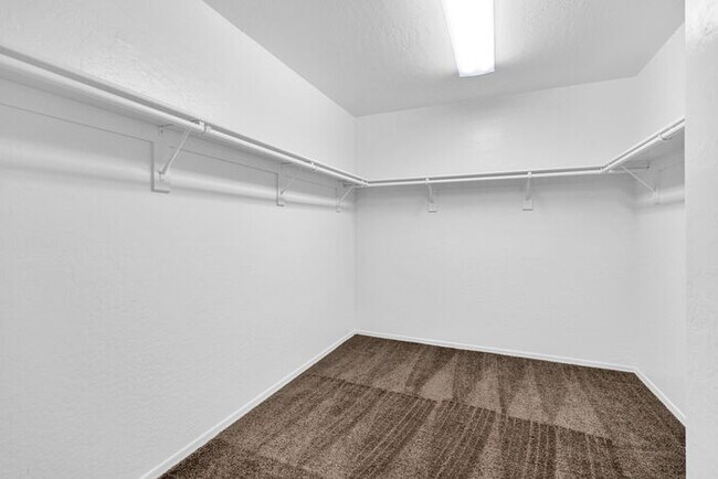 Building Photo - 1412 E Powell Way