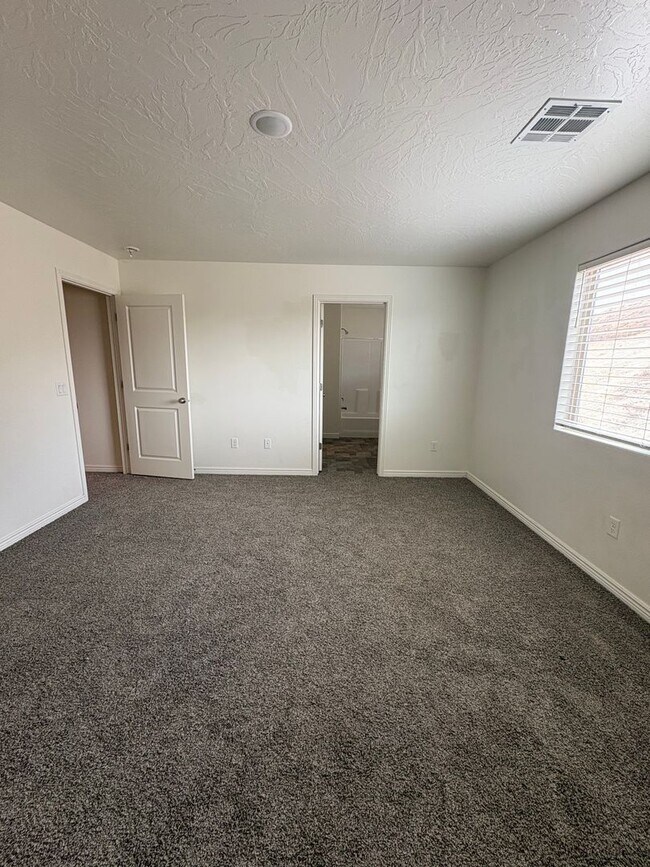 Building Photo - 1432 E Trilobite Dr
