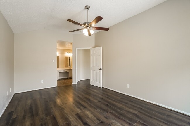 Building Photo - 15118 Loma Paseo Dr