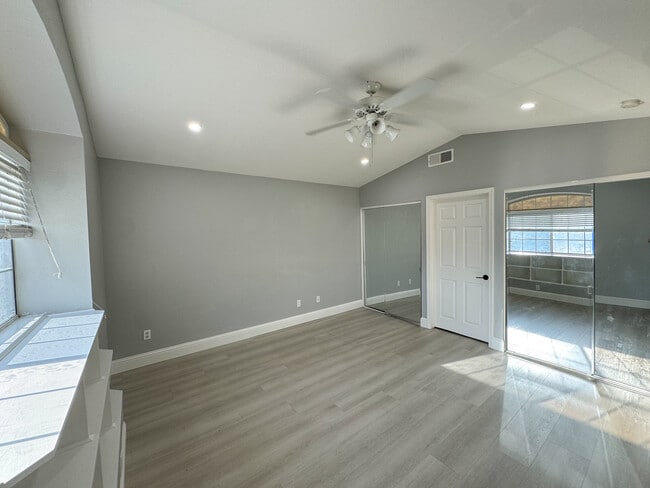 Building Photo - 880 Arches Ct