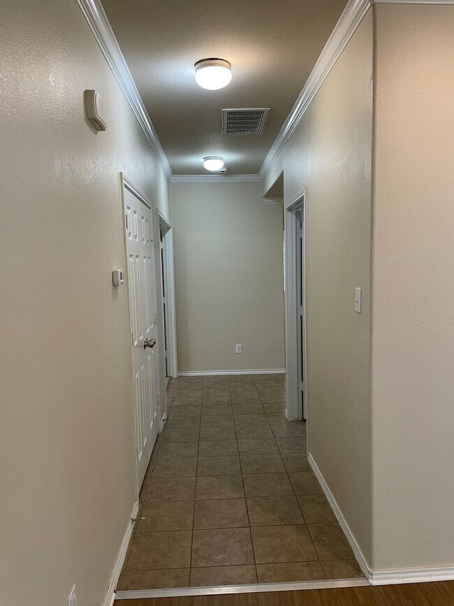 Building Photo - Application Received! 3 bed, 2 bath with B...