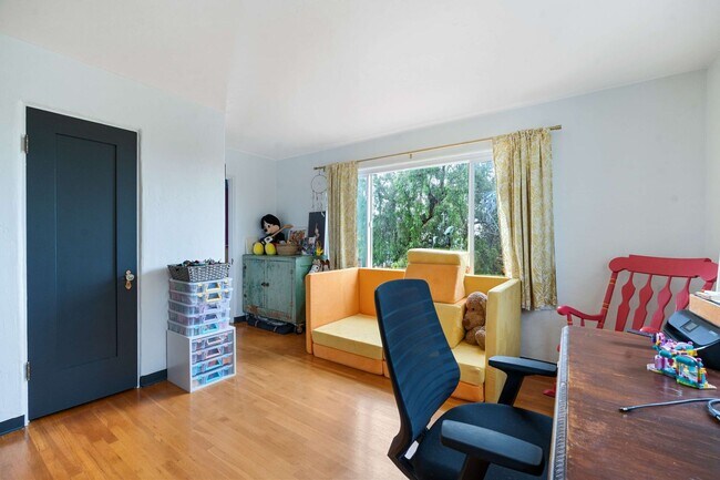 Building Photo - Historic Charm Meets Modern Living – Stunning 5 Bedroom Home on Iconic Myrtle Avenue
