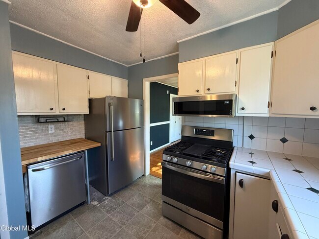 Building Photo - 49 Kunker Ave
