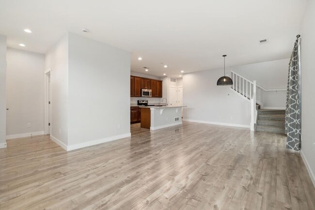 Building Photo - Outstanding Townhome W/ Large 3 Bed- 2.5 Bath and 2-Car Garage!