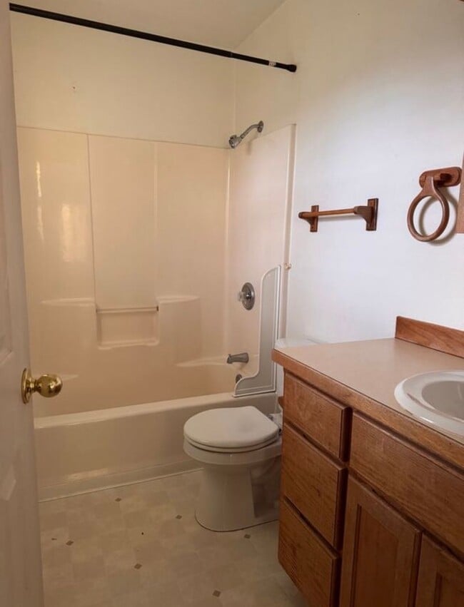 Building Photo - 655 Arthur Ave