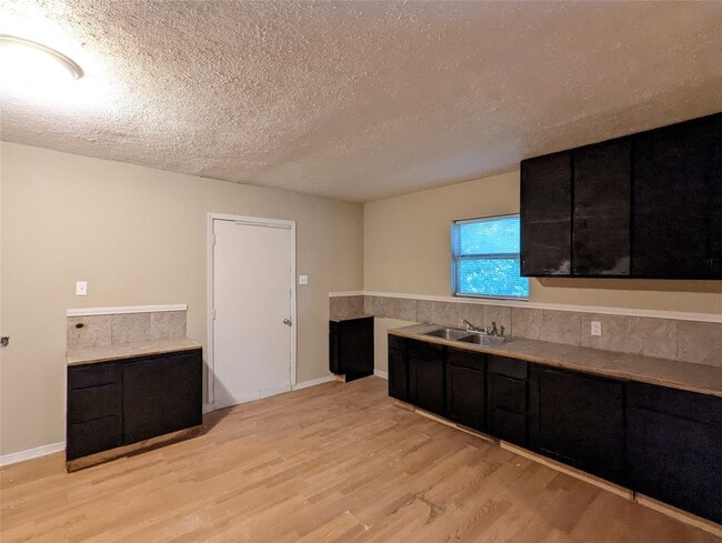 Building Photo - 2016 Creston Dr