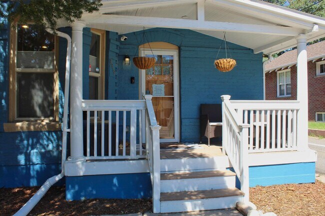 Building Photo - Spacious 2-bedroom, 2-bathroom in the Heart of West Highlands with 1 Car Garage