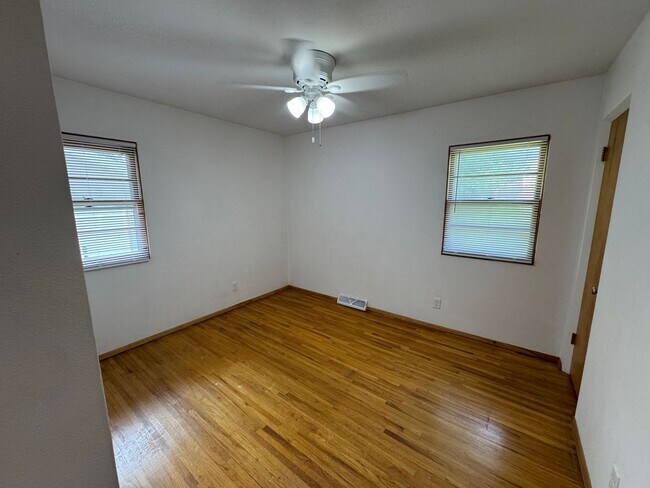 Building Photo - New Kitchen & Flooring! JUST LISTED!
