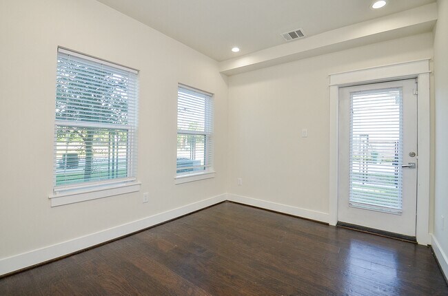 Building Photo - 2103 Engelmohr St