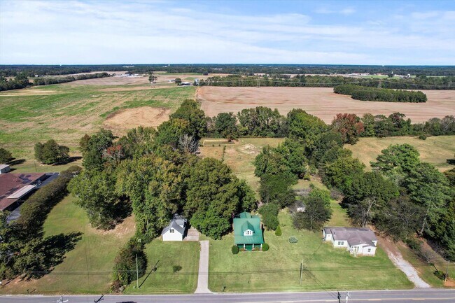 Building Photo - ASK ABOUT FREE RENT! Country Classic with Modern Convenience! Low maintenance!