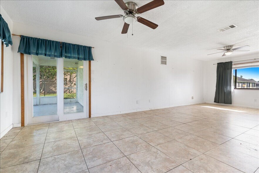 Building Photo - 1433 SE North Balcourt Ct