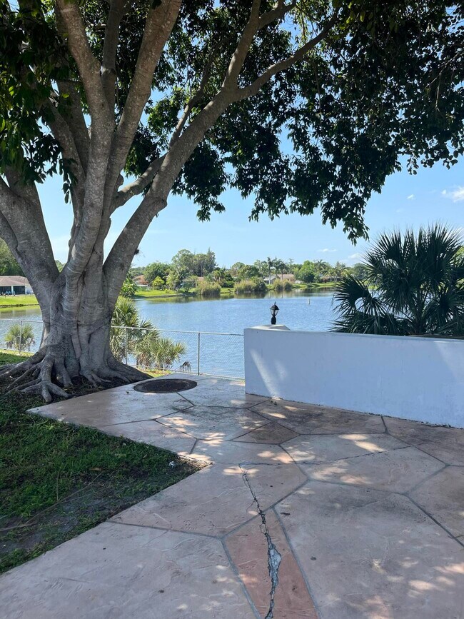 Building Photo - 143 West Ct