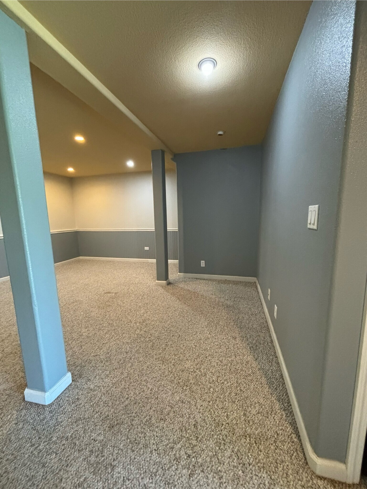 living area - 4460 Stanford Ave