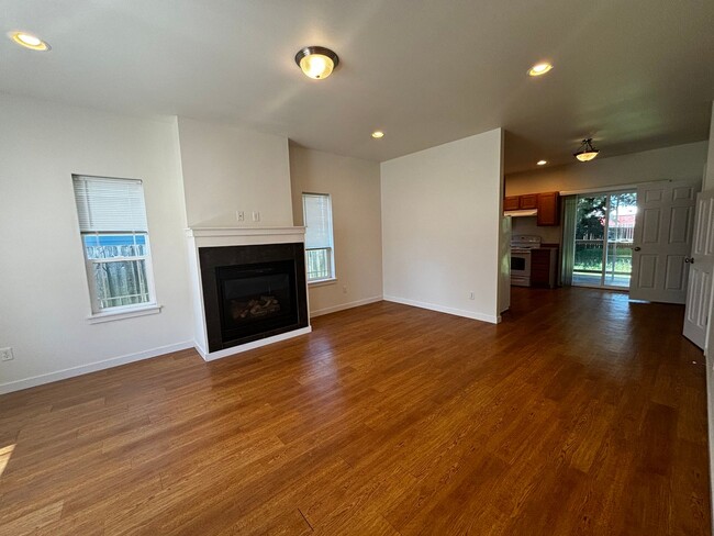 Building Photo - 3 Bed 2.5 Bath Lynden Townhome