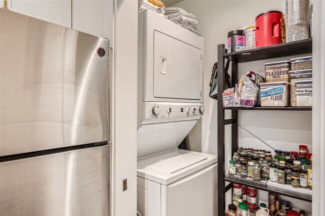 Building Photo - Available August 1st >> Stunning 1BR/1BA C...
