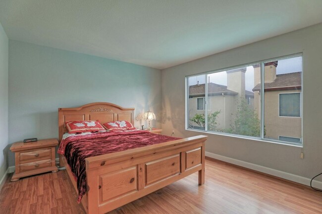 Building Photo - Beautiful Bright and Airy 4-Bedroom House ...