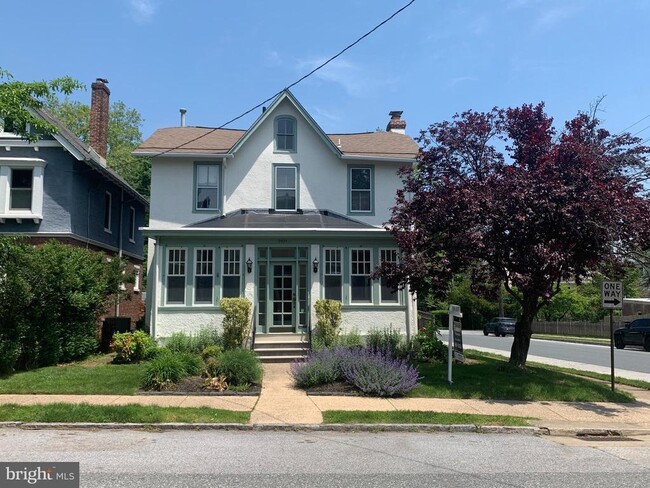 Primary Photo - 2401 W 18th St