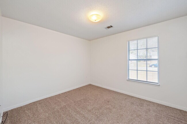 Building Photo - 423 Northview Ln