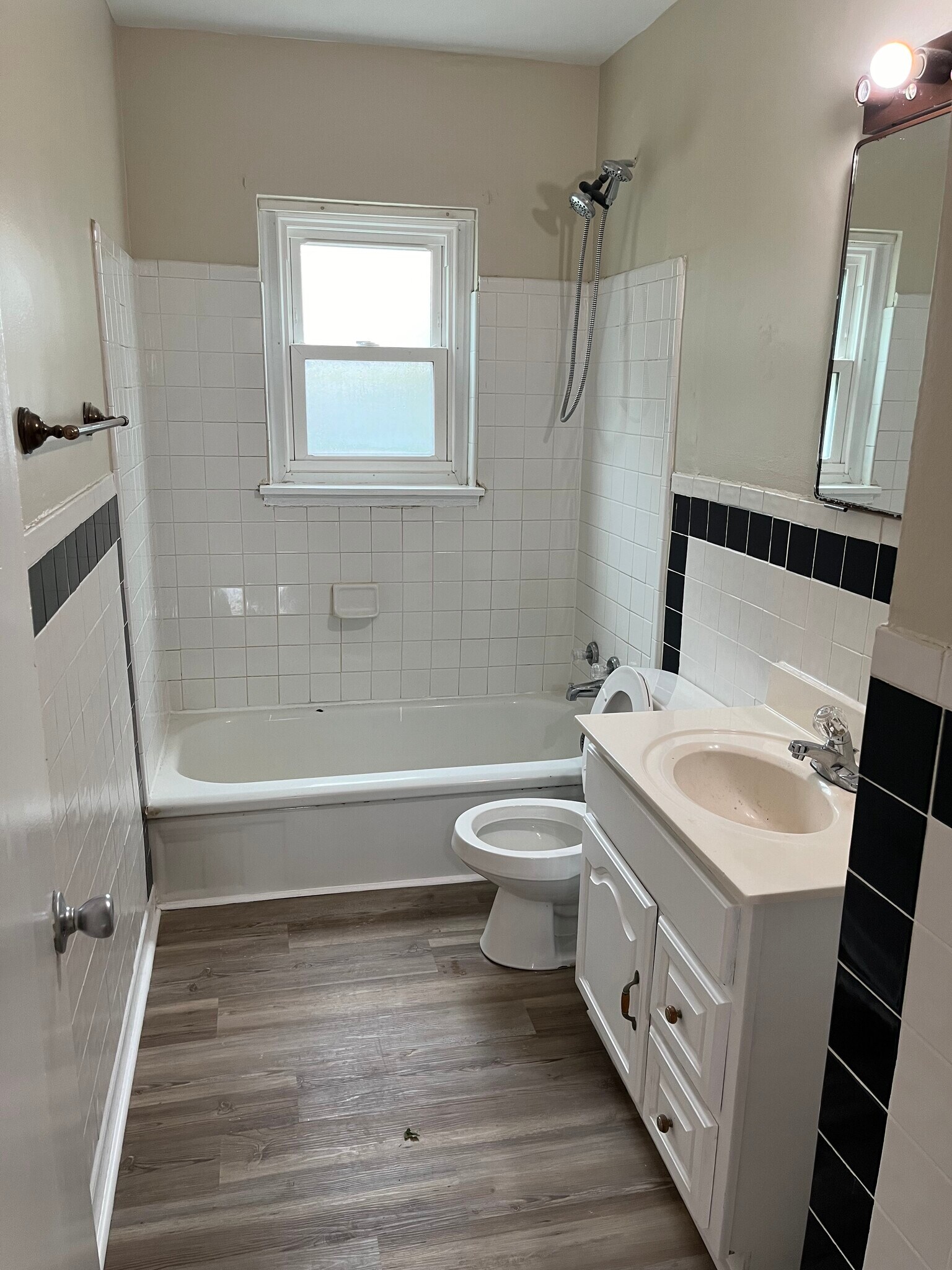 Building Photo - 4023 Valley View Dr