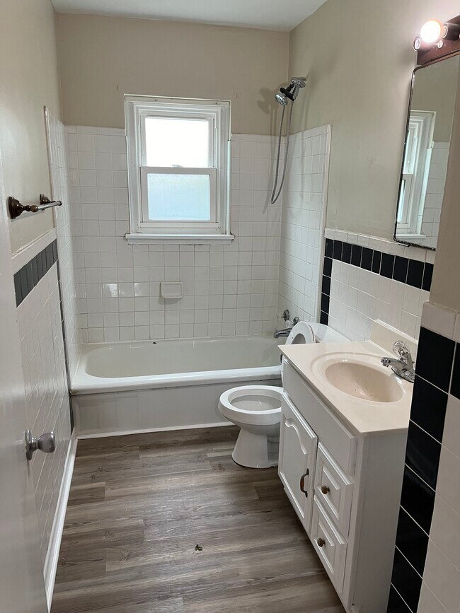 Building Photo - 4023 Valley View Dr