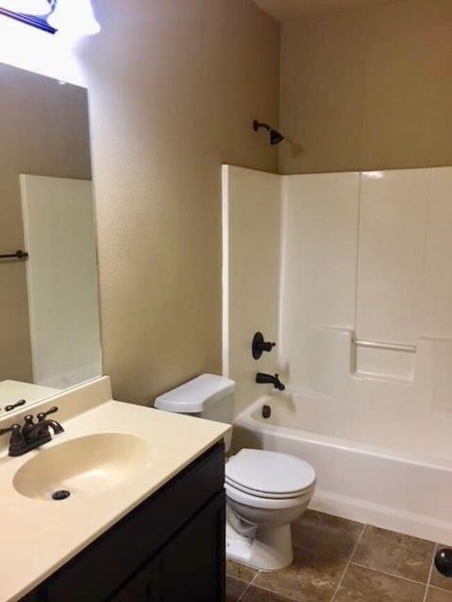 Building Photo - Availabe Now! Nice 3 Bedroom Duplex located in New Braunfels!