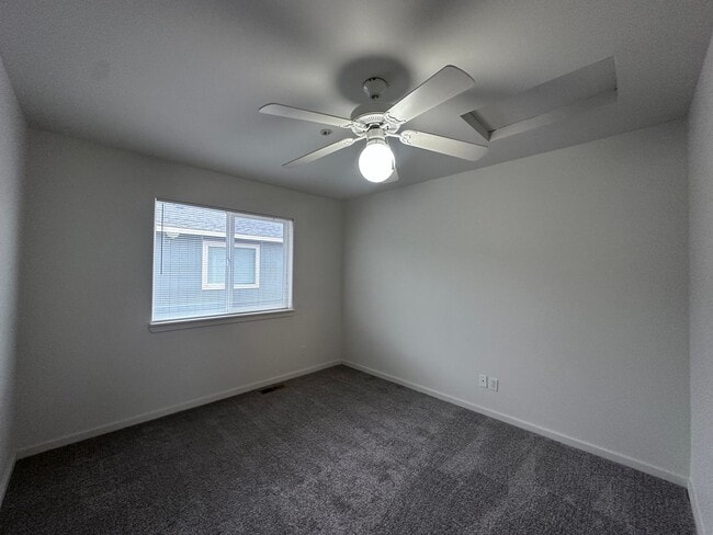 Building Photo - Newly Updated 3 Bedroom Available NOW