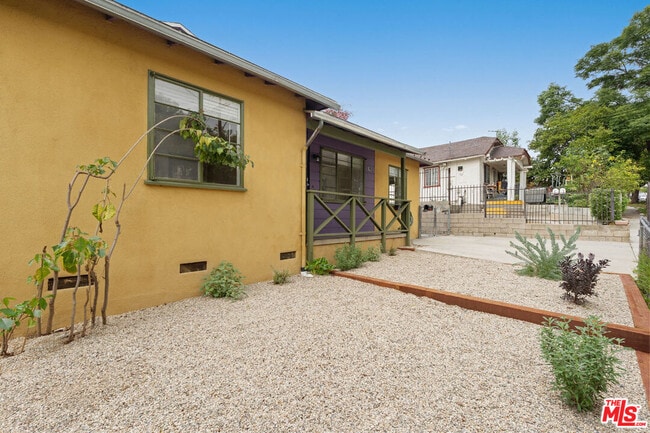 Building Photo - 821 Laveta Terrace