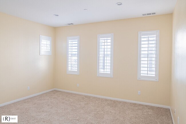 Building Photo - Lovely tri-level condo located in the gated community of Bellafina