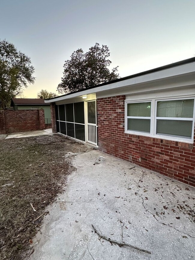 Building Photo - All Brick 4 bedroom 2 bath Northside Rental!