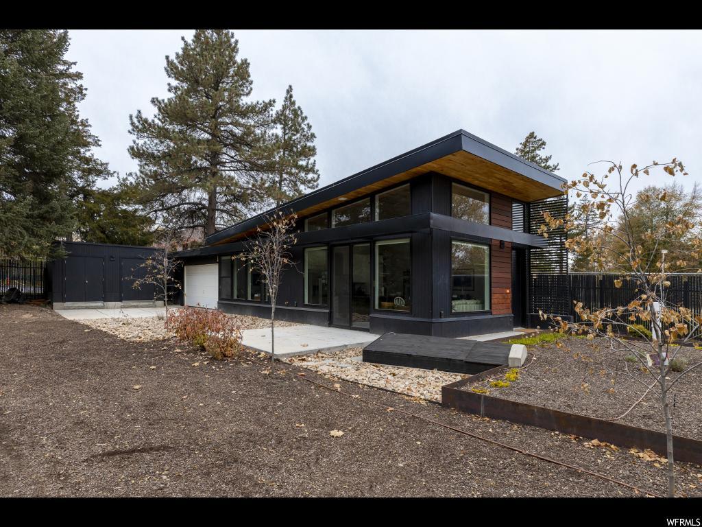 Building Photo - 2044 E Hedgewood Ct