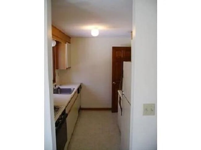 Building Photo - 3 bed 1/5 bath Townhome available 8/15/25