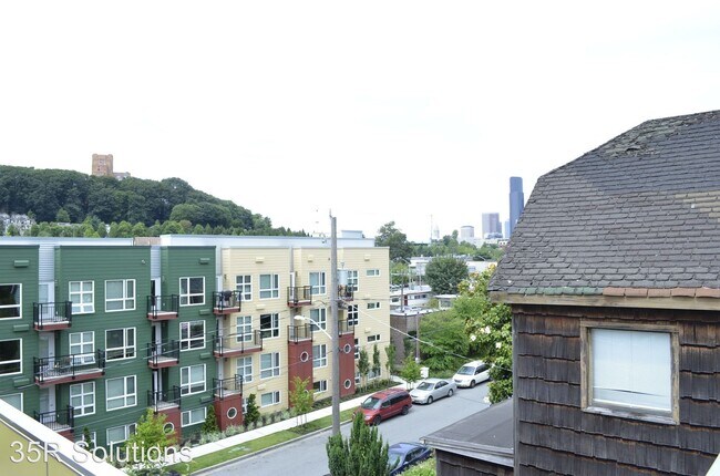 Building Photo - 3 br, 2.5 bath House - 948B Hiawatha Place S