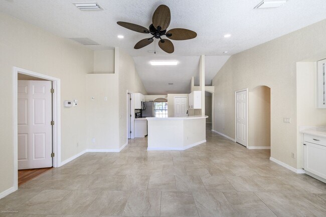 Building Photo - PRICE DROP!! ANNUAL UNFURNISHED HOME IN PUNTA GORDA