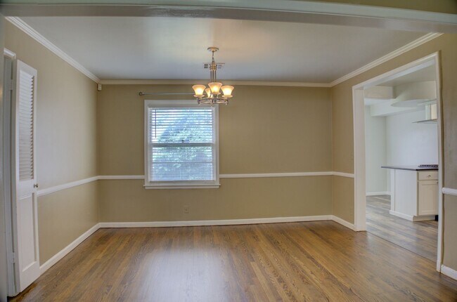 Building Photo - Well Maintained Midtown Home
