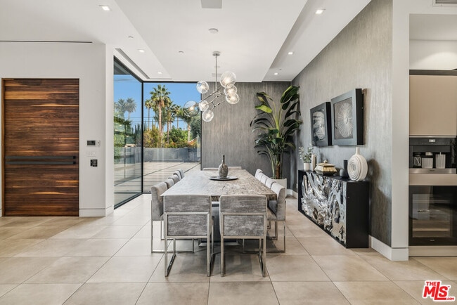 Building Photo - 5365 Vanalden Ave