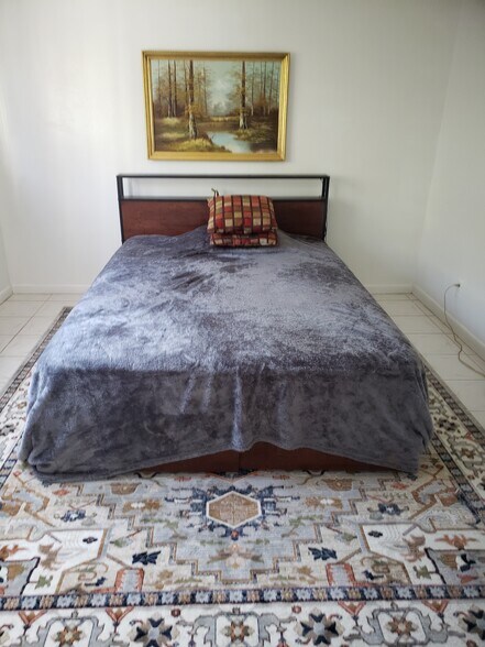 bedroom - 300 NE 14th Ave
