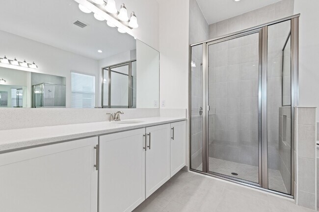 Building Photo - Luxurious gated community 5-Bedroom Rental...