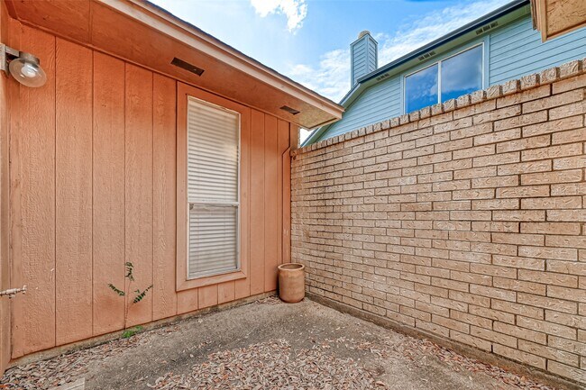 Building Photo - 2102 Creekshire Dr