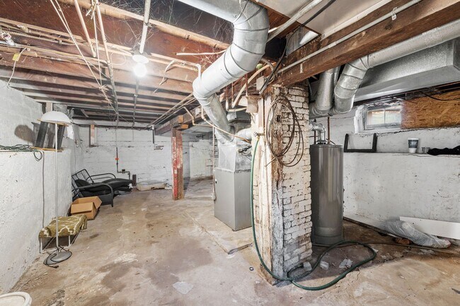 Building Photo - Updated 4-Bedroom 1.5-Bathroom Home in Minneapolis