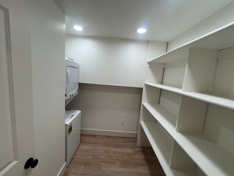 Building Photo - 818 W Mnr Crst Ln